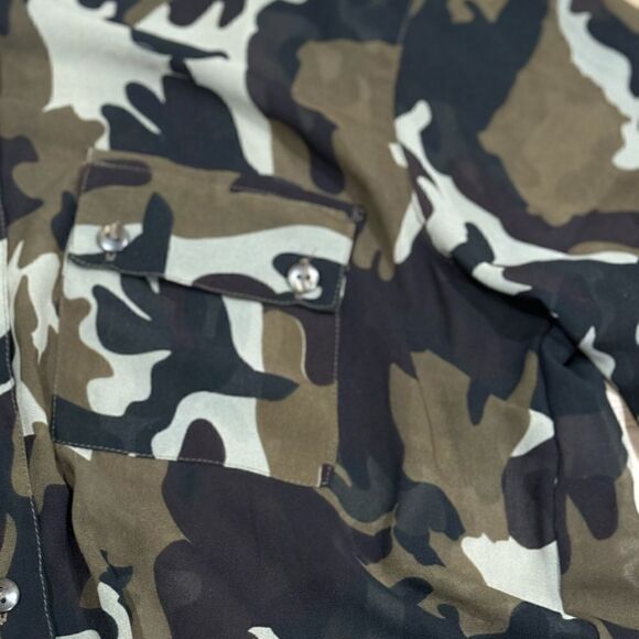 Mileage Lightweight Camo Button Down Tie Top Blouse Women’s Large - Picture 2 of 3